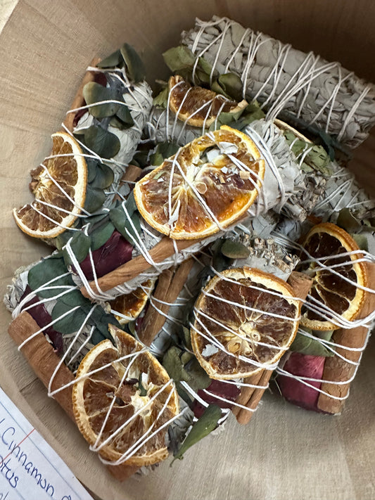 White Sage w. Cinnamon, Orange Slice, & Eucalyptus